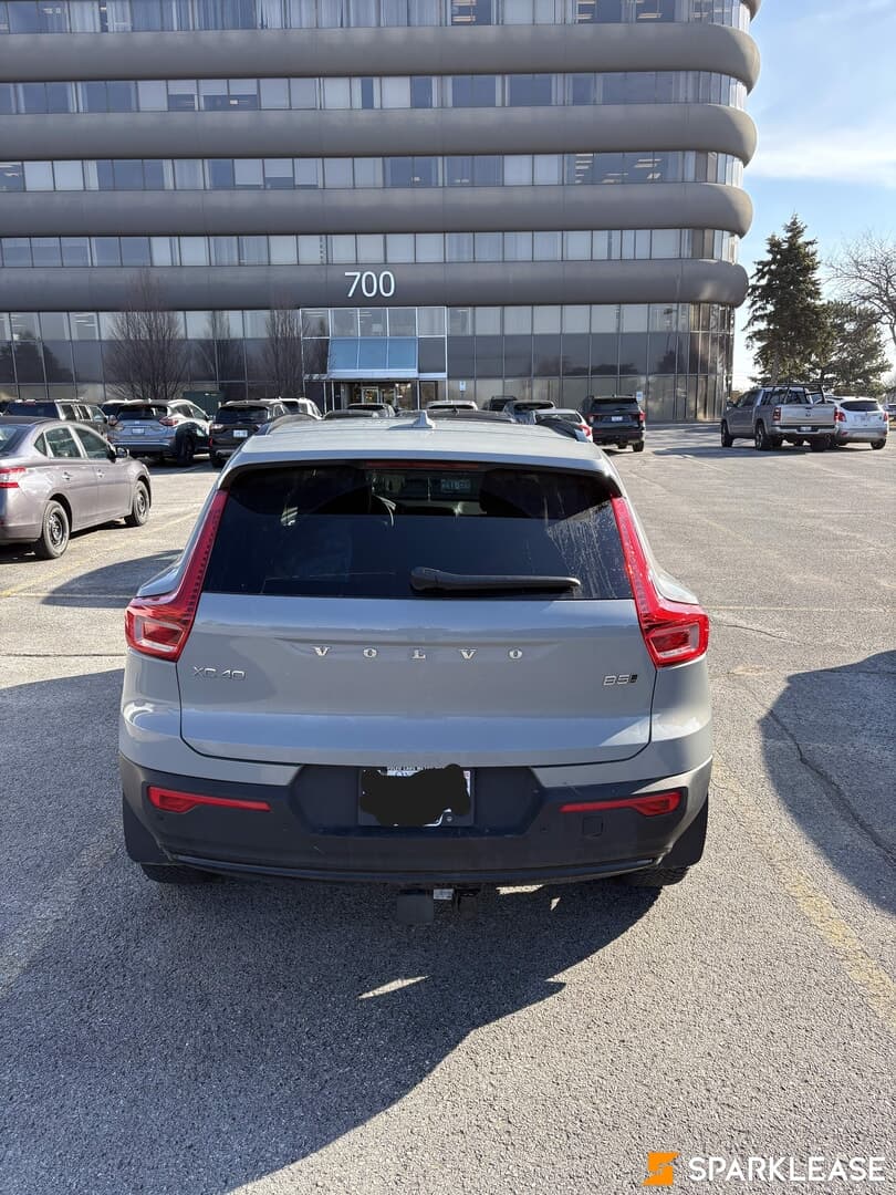 2025 Volvo XC40 B5 AWD Plus Dark Theme