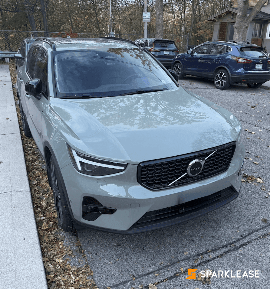 2025 Volvo XC40 B5 AWD Ultra Dark Theme